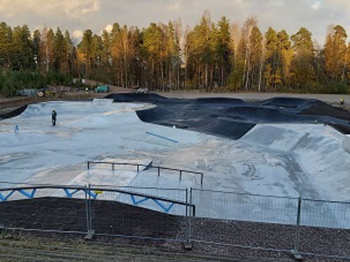 Skeitti- ja pumptrackrata vasta avattuna syksyisessä poutasäässä